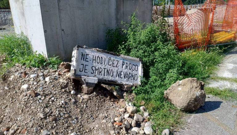 Hrup s Kampusa ni edina težava: Mladi skačejo čez tire, vlaki nanje opozarjajo s sirenami