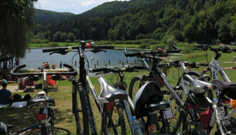 Kam na osvežitev? Ta naravna kopališča v zaledju Ljubljane so pravi poletni hit