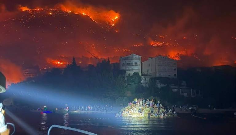 FOTO: Šokantni prizori pri Omišu: Pred ognjem bežali v morje, aktiviran sistem socialne pomoči