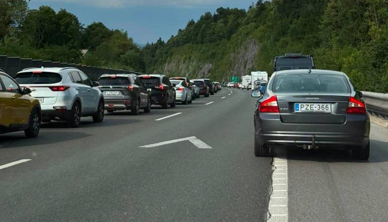 Zakaj na avtocesti obstanemo brez očitnega razloga?
