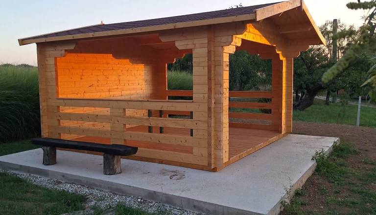 Dobrodelni koncert obrodil sadove: Na Španovi kmetiji zgradili novo učilnico na prostem