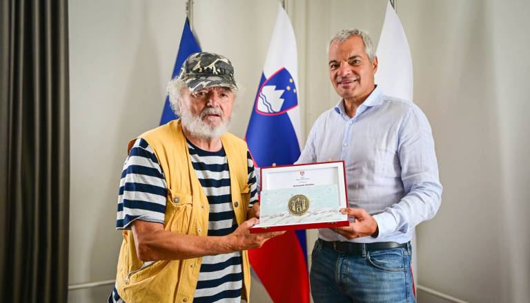 Za pogum, požrtvovalnost in nesebično pomoč: 81-letni junak z Lenta prejel Mestni pečat Maribora