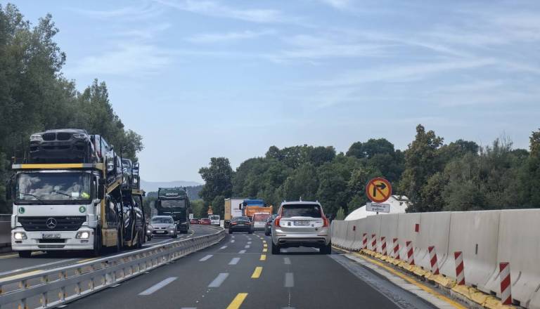 Odhajate na pot? Praznični vikend prinaša povečan promet in zastoje