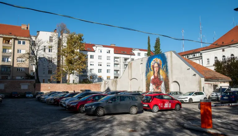 Kaj bo z gramoziranim parkiriščem ob občini? V igri stanovanja in podzemna garaža, občina preverja interes investitorjev