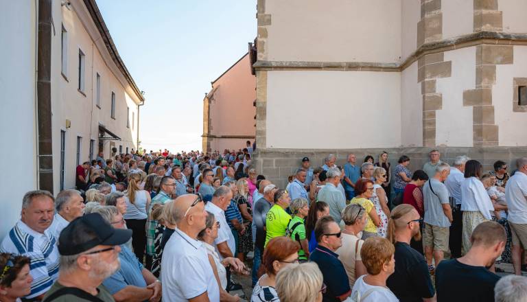FOTO in VIDEO: Ptujska Gora na veliki šmaren privabila številne vernike