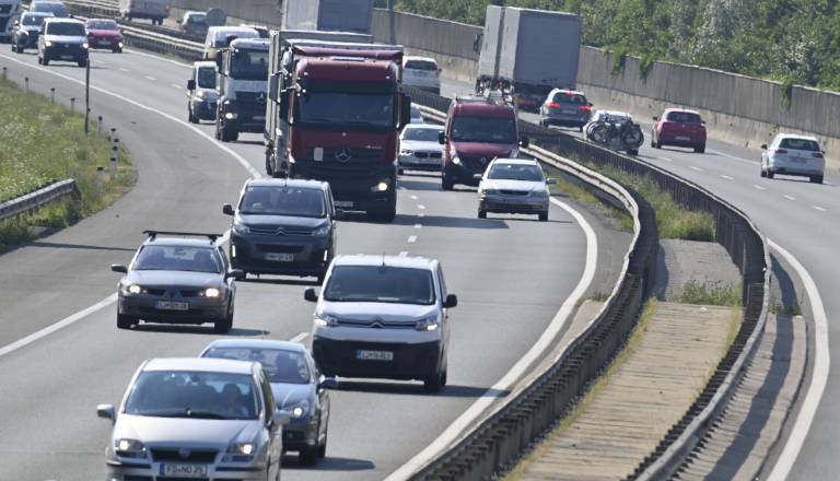 Ogromna kolona na avtocesti proti hrvaški obali, zastoj dolg okoli 14 kilometrov