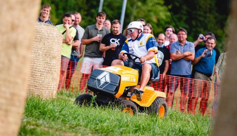 FOTO in VIDEO: Ko vrtne kosilnice postanejo dirkalniki: V Jarenini 6. izvedba dirke TractorRace