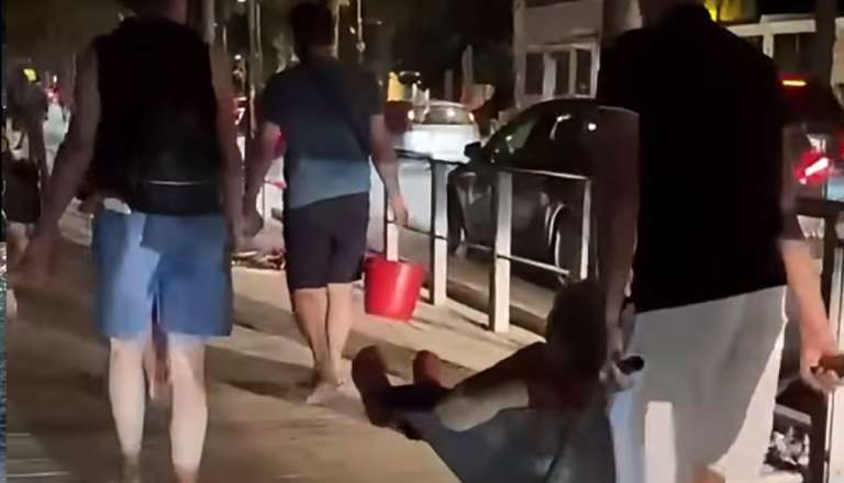 VIDEO: Ganljiv prizor med požarom pri Omišu, vnuk babico v samokolnici odpeljal na varno