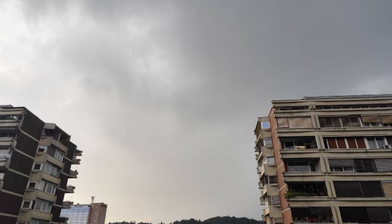 Še en zelo vroč dan, nato bo Slovenijo prešla vremenska fronta