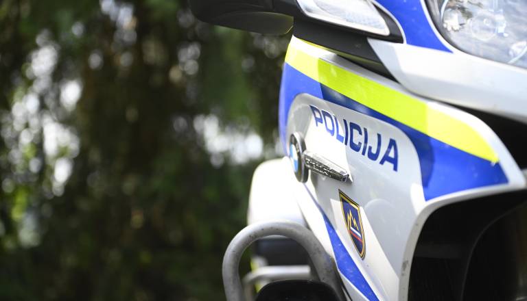 Po vlomu v lokal sledil pretep z lastnikoma, policisti pridržali tri osumljence