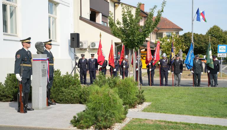 FOTO in VIDEO: V Črenšovcih položili venec pri spomeniku Jožefu Kleklu starejšemu