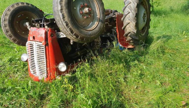 Traktor v Prlekiji zdrsnil po pobočju in se prevrnil