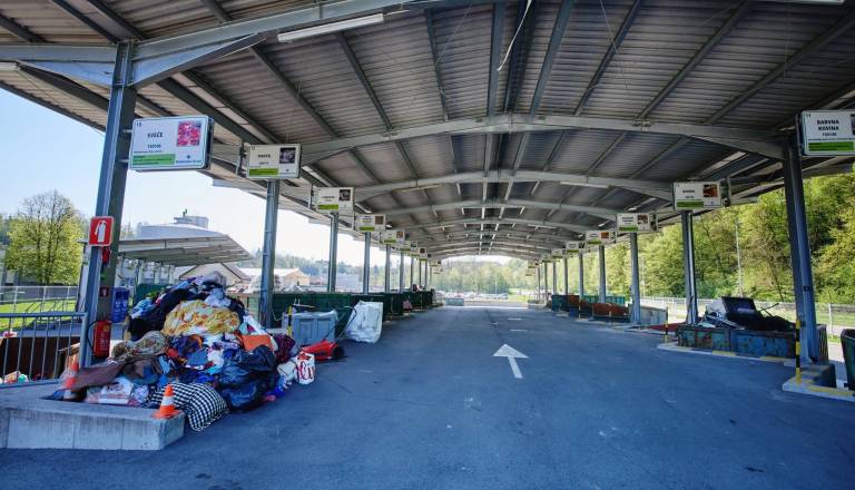Neprijetna presenečenja v starih hladilnikih: Komunala Kranj poziva občane