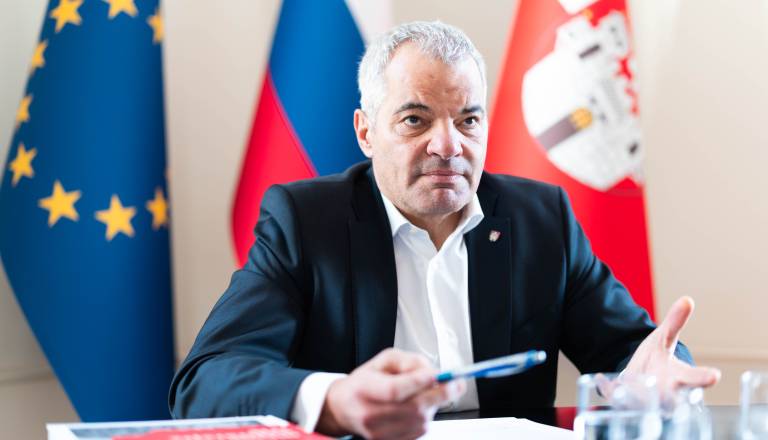 Arsenovič išče tri nove sodelavce: Najvišja plača 2764 evrov bruto, išče pa tudi nekoga z novinarskimi izkušnjami