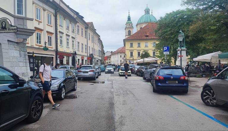 Pri osrednji ljubljanski tržnici parkirajo, kjer utegnejo in ignorirajo kazni do 200 evrov