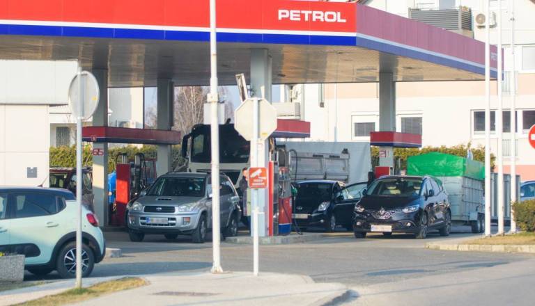 Slaba novica za voznike: Tudi pri nas se bosta bencin in dizel jutri podražila
