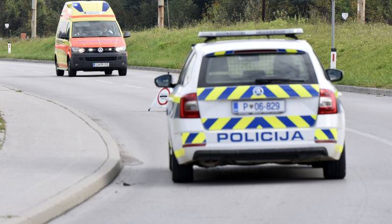 Huda nesreča na Goričkem, gasilci reševali ukleščeno osebo, dva poškodovana v bolnišnico