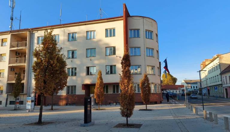 Na upravne enote tudi po službi? Ob torkih in sredah bi delale dlje