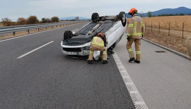 Avto na dolenjski avtocesti pristal na strehi