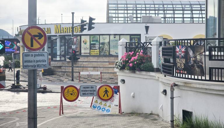 Zapora razburila mariborskega gostinca, zdaj odgovarja Nigrad: »Dostop ni bil onemogočen«