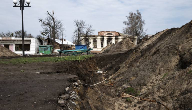 Grozljiv udor zemlje pri Novem mestu: nastala je kar osem metrov globoka luknja pri hiši