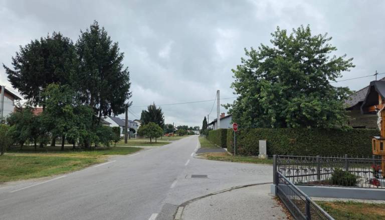 V Krogu bodo zgradili nov pločnik