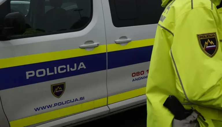 Na Štajerskem sredi avgusta kradel zimsko opremo: Iz vozila odnesel opremo, oblačila in desko za deskanje
