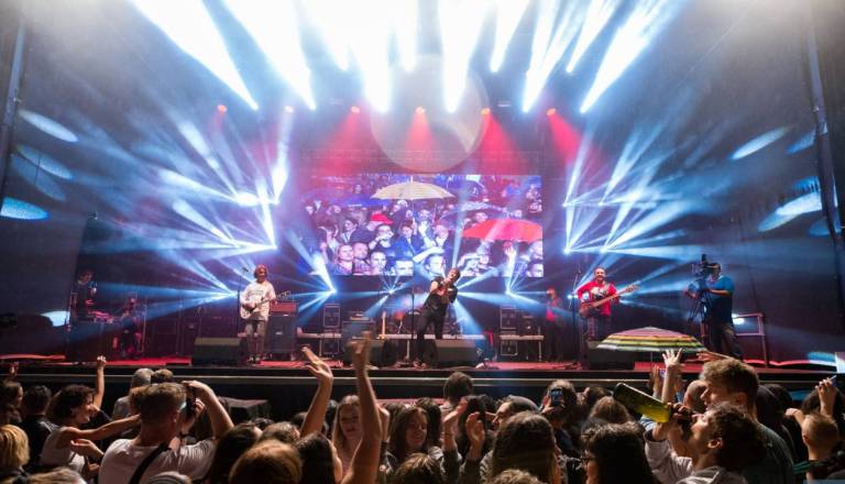 Vikend prinaša Plavi orkestar, Big Foot Mamo in podzemni vinski festival