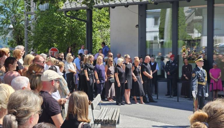FOTO in VIDEO: Na Bohinjski Beli zadnje slovo od Milene Zupančič. Žalno slovesnost spremljamo na terenu