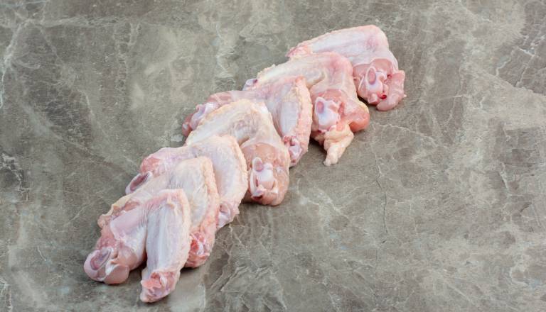 Imate ta piščančja krila še v zamrzovalniku? V njih odkrili salmonelo