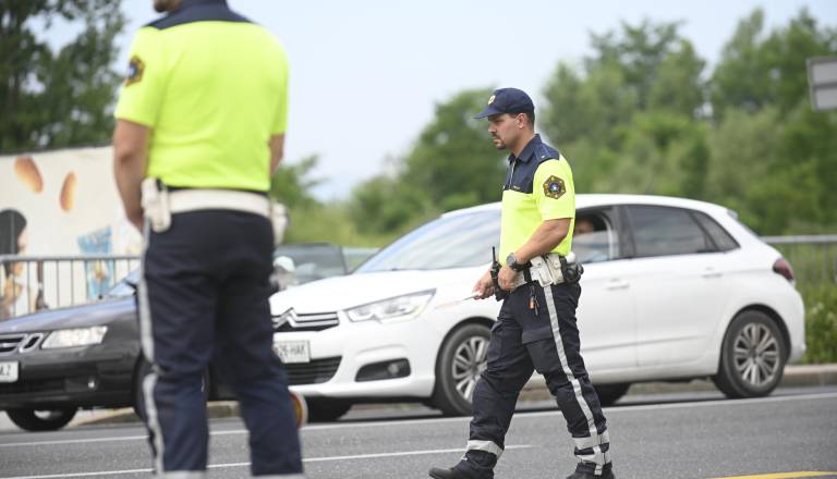 V Mariboru voznik e-skiroja trčil v peško, policija ga še išče