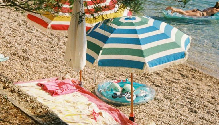 FOTO: Brez dragih ležalnikov, na tej hrvaški plaži so našli precej bolj izvirno rešitev