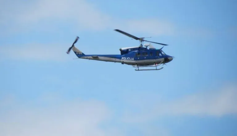 Dve gorski nesreči pod Triglavom: Poškodovana alpinist in pohodnica, oba odpeljal helikopter