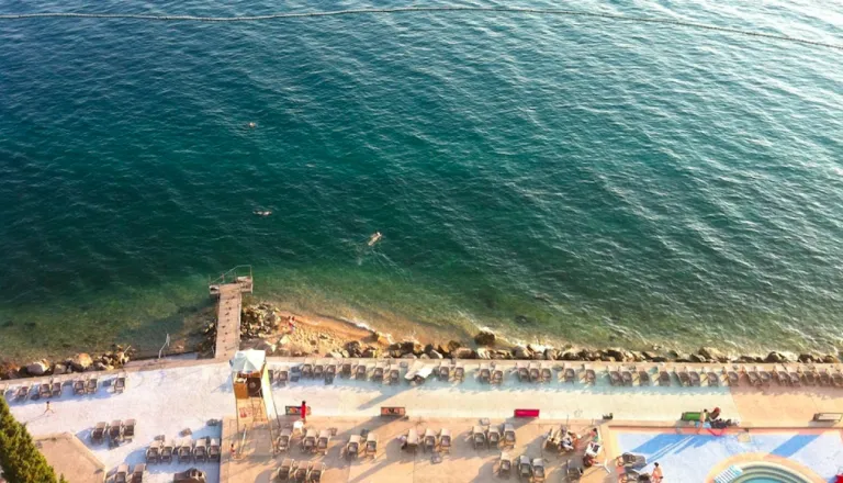 FOTO:  Brez bitke za ležalnike, na tej plaži se sončijo kar v gradbenih samokolnicah