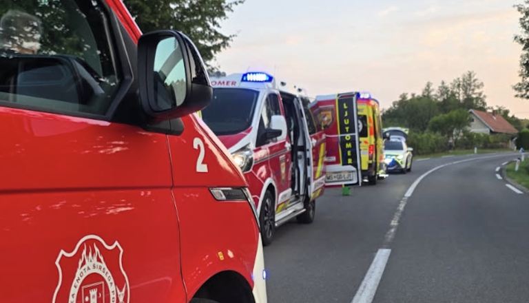 VIDEO: Huda nesreča pri Ormožu: Vozilo zapeljalo s ceste, ena oseba ostala ukleščena