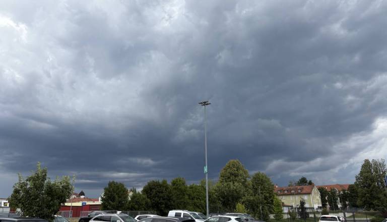 Zvečer možna krajevna neurja: grozijo močan veter, nalivi in tudi toča