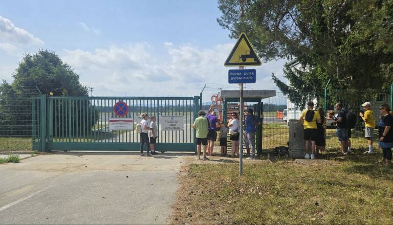 FOTO in VIDEO: Lakersi pristali na Brniku, preverjamo, ali se bodo pokazali javnosti