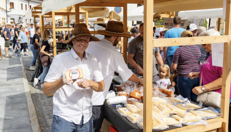 Šuštarfest se vrača v Tržič: Dva dni glasbe, kulinarike in praznovanja 100-letnice mestnih pravic