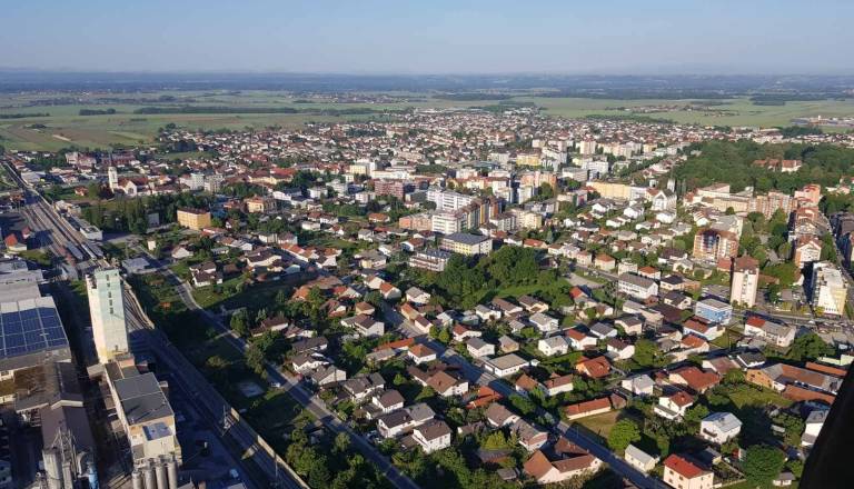 Občina ustavila prodajo zemljišča ob nekdanji ekonomski šoli