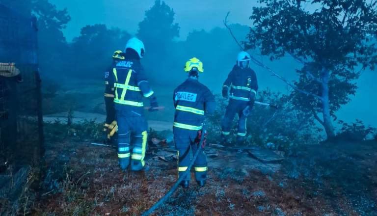 Strela zanetila požara, voda zalila podvoza v Ljubljani