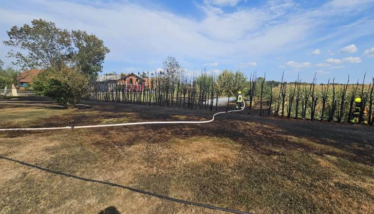 FOTO: Kurjenje v Pomurju ušlo izpod nadzora, eno osebo zaradi hudih opeklin odpeljali v UKC Maribor