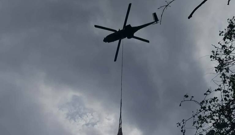 Po poškodovanega bikca pod planino Planinca kar s helikopterjem
