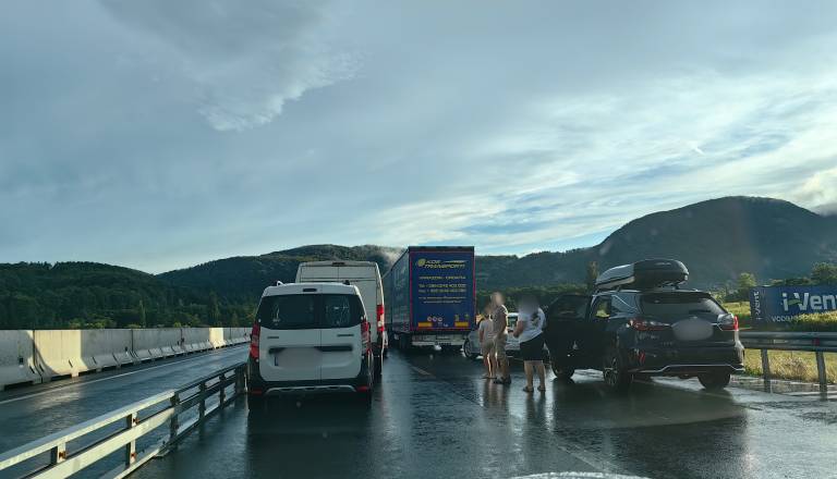 Saj ni res, pa je! Na štajerski avtocesti z otrokom kar iz avta sredi kolone