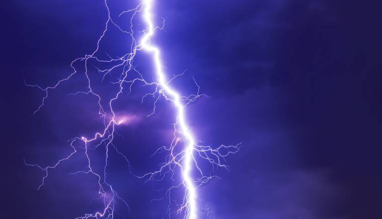 Na Štajerskem strela udarila v moška, eden umrl, drugi poškodovan