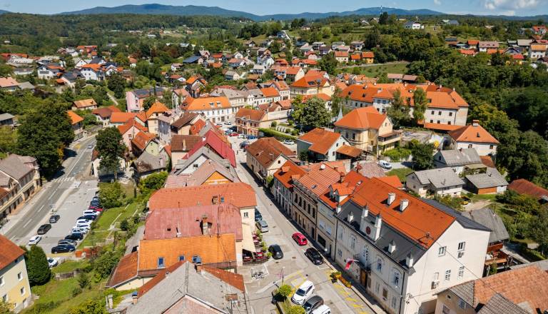 Metlika želi več stanovanj, a opozarja: Brez tretje razvojne osi bo težko