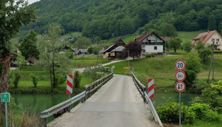 Popolna zapora mostu čez Krko: Ne gre za edini most, ki je deležen rekonstrukcije