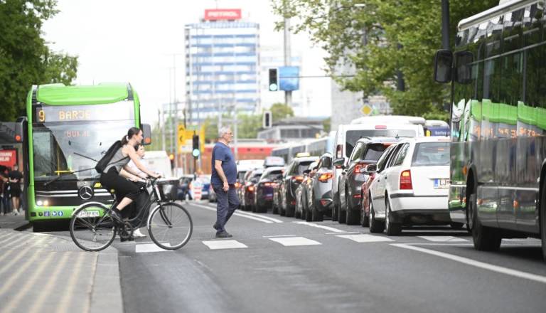 FOTO in VIDEO: Prometni kolaps na Bavarskem dvoru: Skozi središče Ljubljane se vije jeklena kača