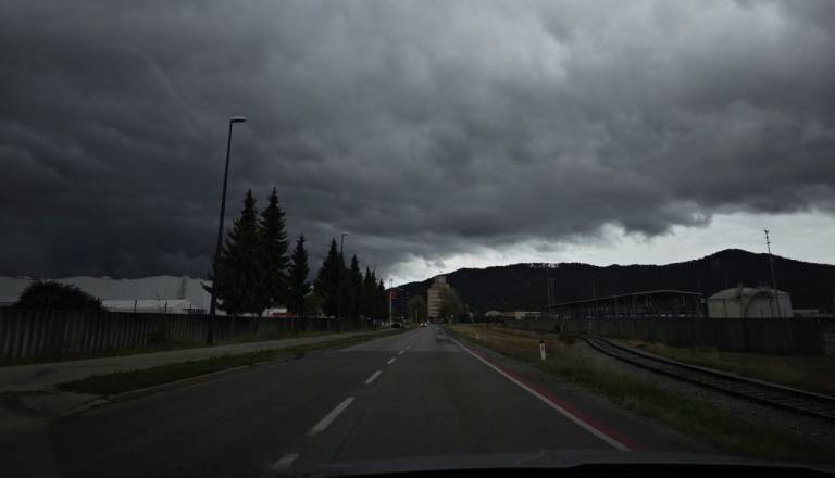 Vijolični alarm za Ljubljano! Velika nevarnost toče, nevihte se približujejo