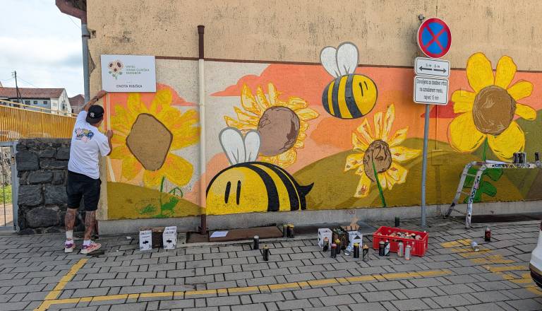 FOTO in VIDEO: Maribor dobiva nove poslikave: Otroške risbe na stene prenaša znani grafitar