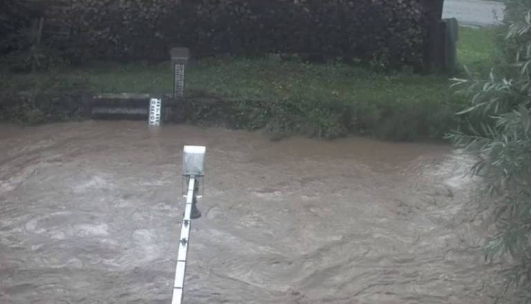 Oseba v Ljubljani padla v reko in se poškodovala
